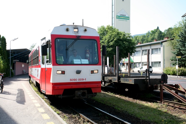 Le 5090.09 vient d'arriver de Großhollenstein et stationne à quai