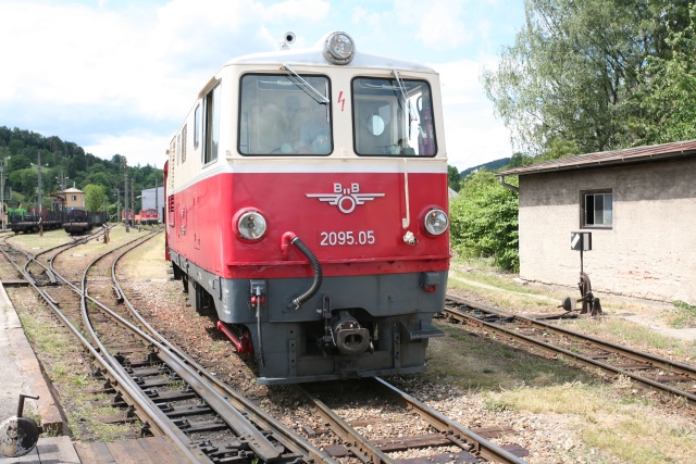 Vue de l'entrée du faicseau de voie de Waidhofen sur lequel manoeuvre la 2095.05 en livrée rouge et crème