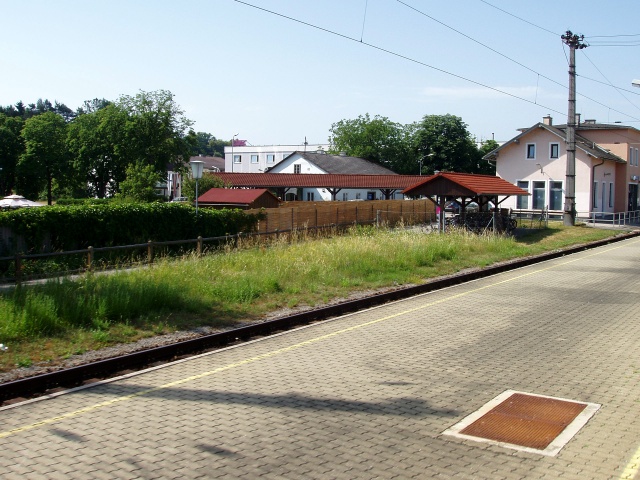 Vastes garages à vélos aperçus sur la ligne à voie normale entre Waidhofen et Amstetten