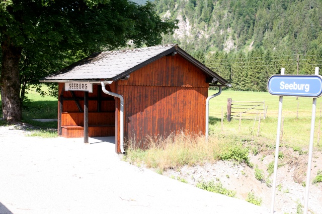 La halte de Seeburg et son vaste abri en bois