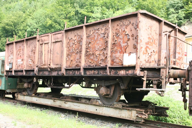 Wagon plat à 2 essieux et plateforme en gare d'Opponitz