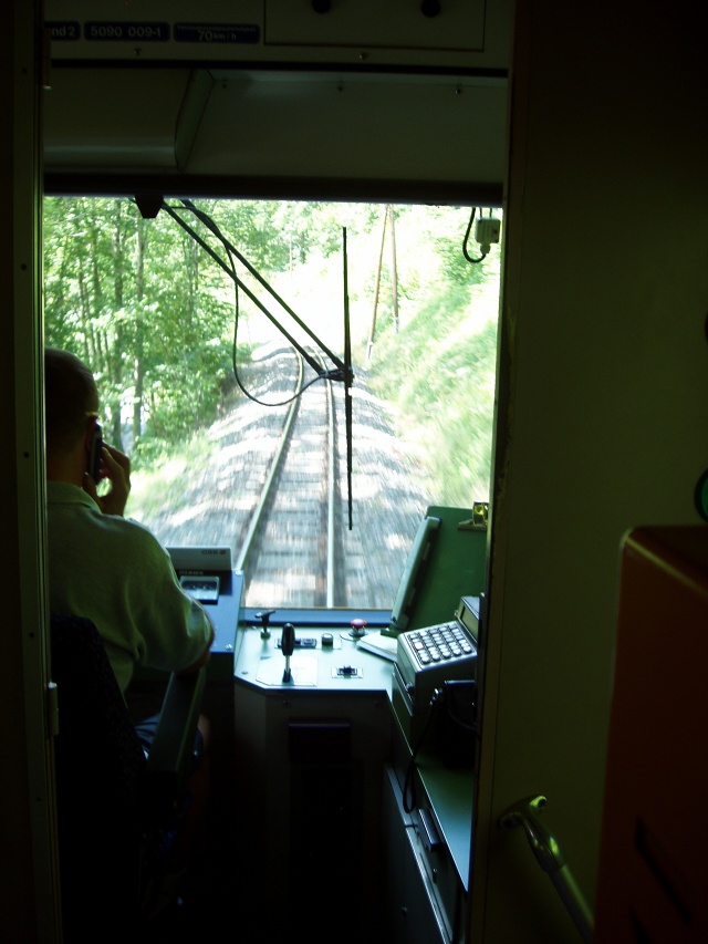 Vue du poste de conduite et de la voie depuis un « Triebwagen » 5090 au départ de Großhollenstein