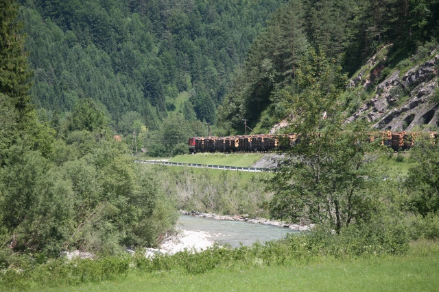 Le train marchandises quotidien Großhollenstein-Waidhofen vu juste en dessous de Kleinhollenstein