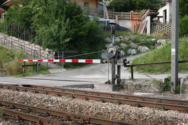 L'un des deux passages à niveau à commande funiculaire de Waidhofen, en position fermée