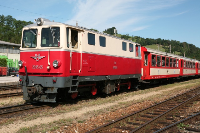 La 2995.011 en livrée rougfe à bande blanche en attente à St. Pölten Alpenbahnhof