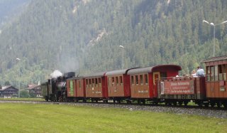 Longue rame vapeur venant de quitter Mayrofen