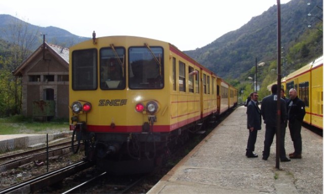 Une rame ancienne croise la rame Stadler en gare de Fontpédrouse