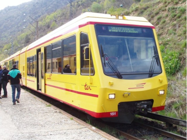 La rame Stadler croise en gare de Fontpédrouse