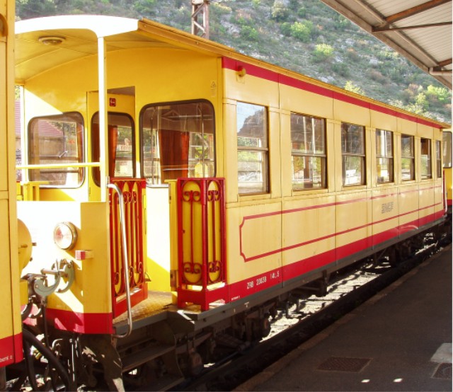 Remorque type Nord en gare de Villefranche