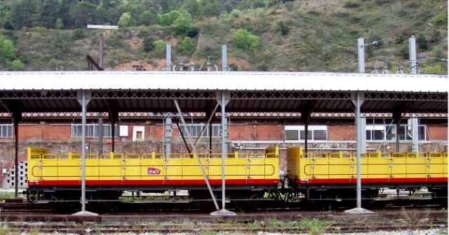 Les barquettes garées sous le hangar ouvert de la gare de Villefranche