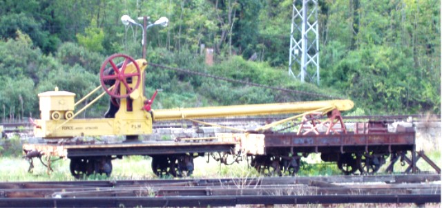 Le wagon grue ZRJ 20303 et son wagon porte-flèche ZRJ 20304 gare de Villefranche