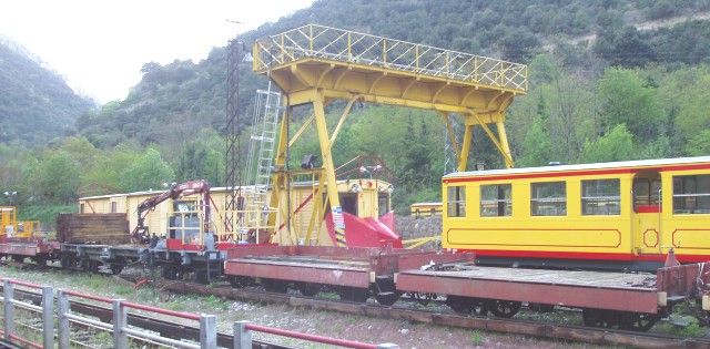 Wagons de service et chasse-neige sous le portique de la gare de Villefranche