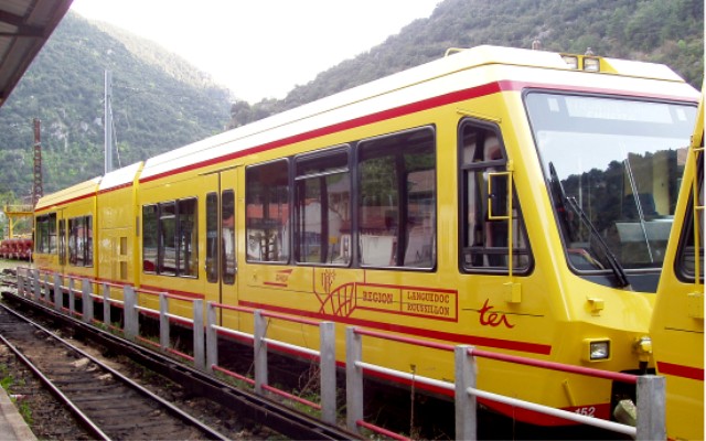 L'automotrice Stadler Z 152 en gare de Villefranche