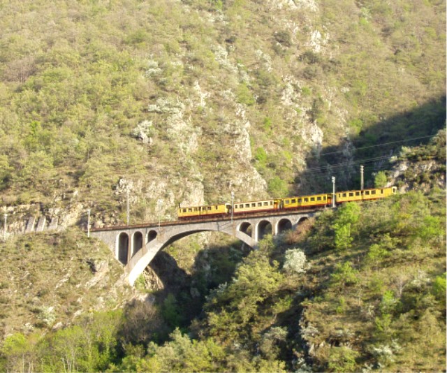 Le dernier train montant sur le viaduc de Serdinya