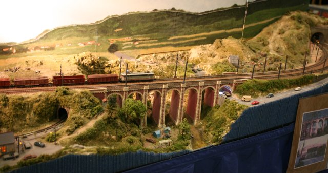 La BB 25200 fait des étincelles au dessus d'un grand viaduc