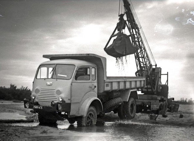 Saviem-Renault-R4152-4x4 Fondation Berliet.jpg