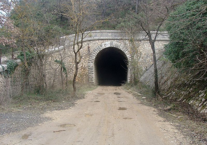 Tunnel de Varages entrée ouest - copie.png