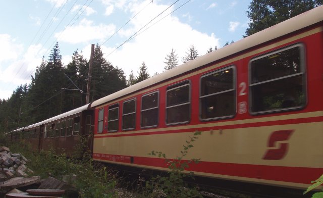Ce train Mariazell - St. Pölten surpris après la traversée de la gare de Mitterbach panache les voitures des trains touristiques et celles des trains commerciaux