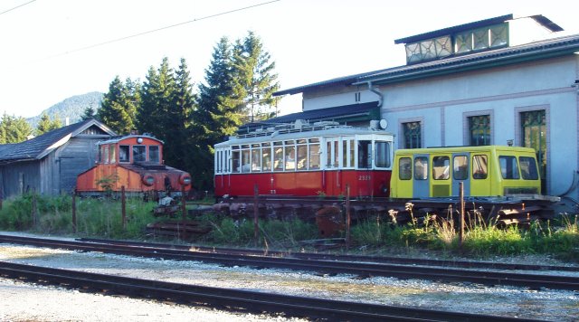 La voie du Museumstramway le long de la gare de Mariazell: un intteressant bric à brac ferroviaire