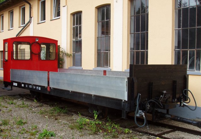 Wagon plat à ridelles muni d'une cabine de conduite garé le long de la remise supérieure en gare de St. Wofgang