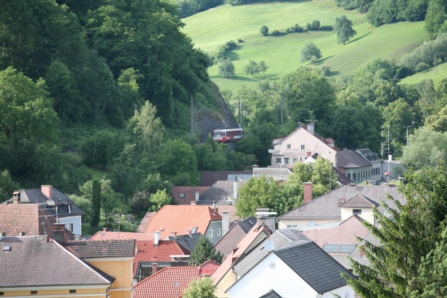 Sur l'Ybbstalbahn un « Triebwagen » 5090 fait le tour de la ville de Waidhofen